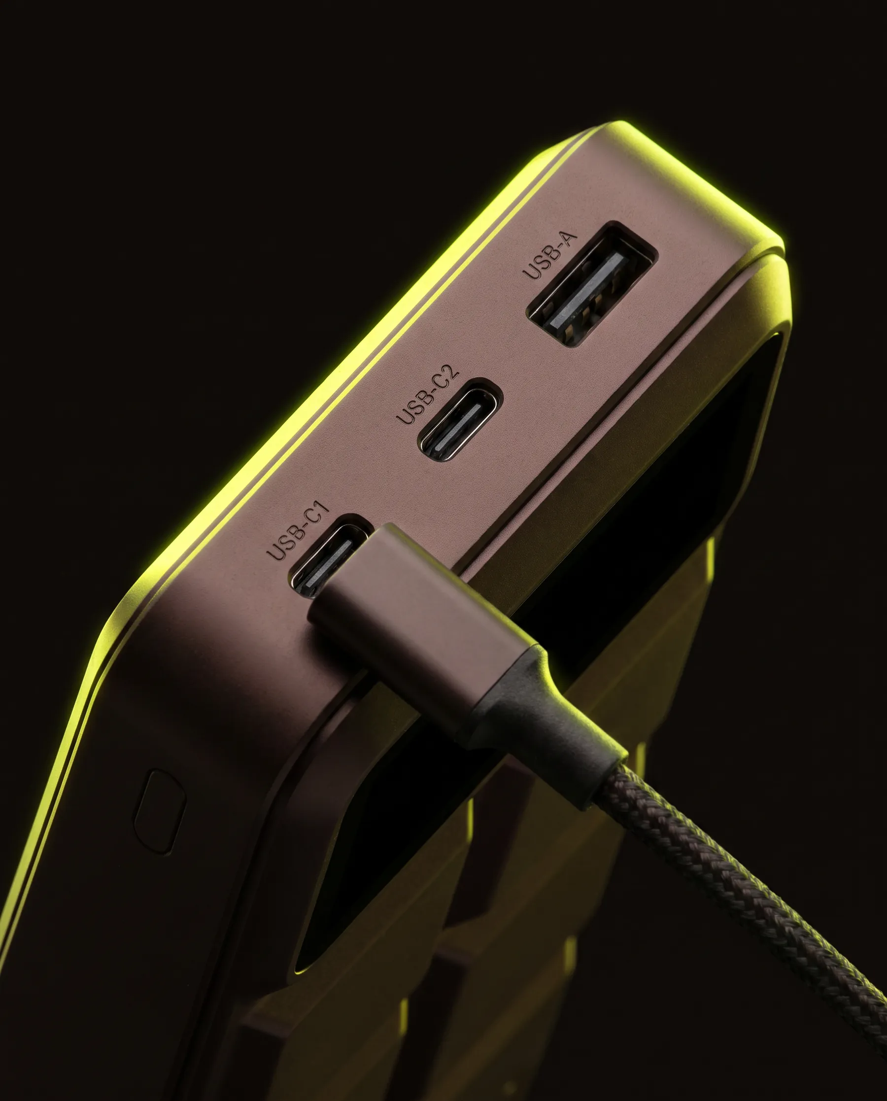 USB-C 두 개와 USB-A 한 개가 배치된 BLOC 30 상단 포트